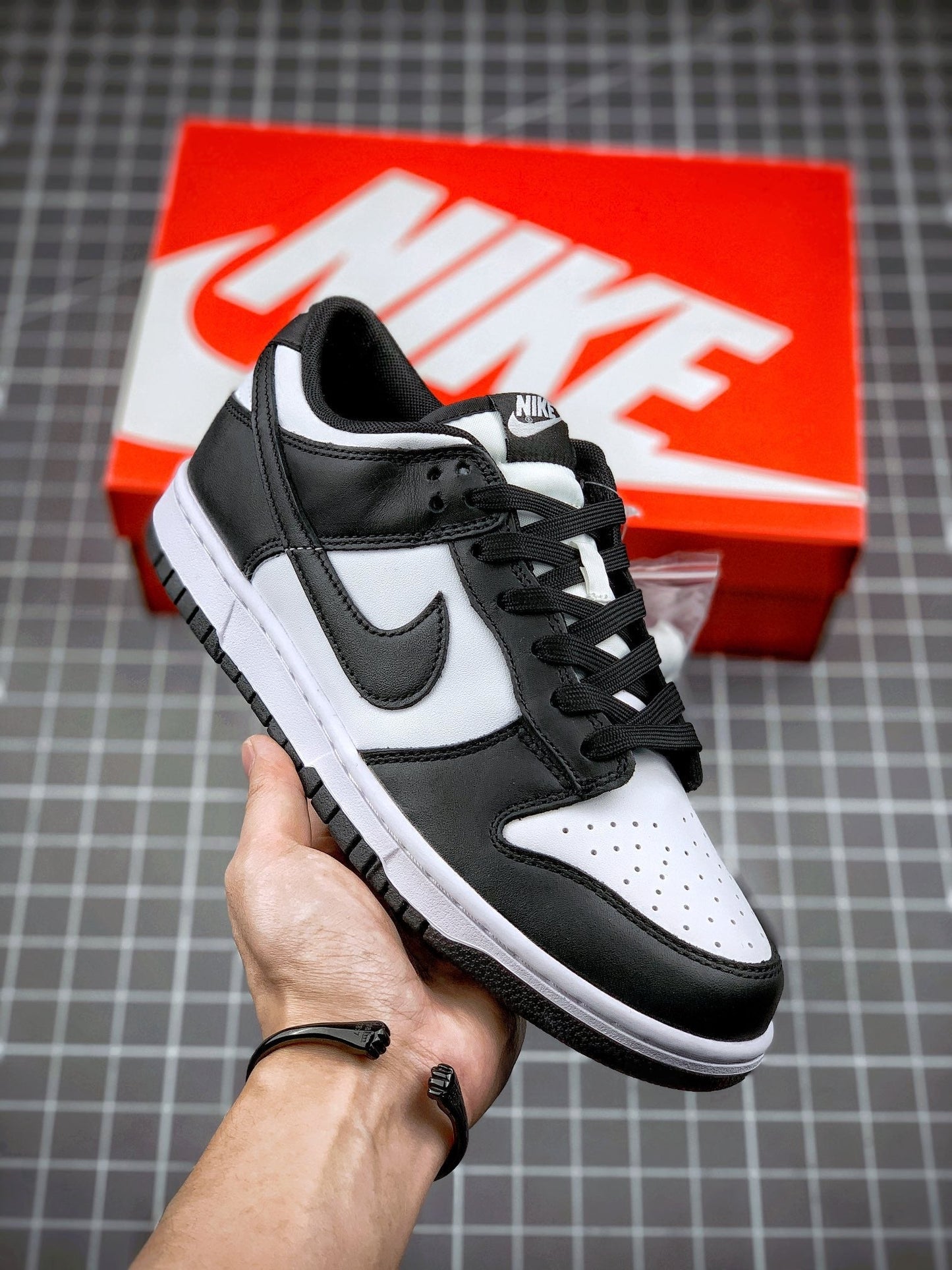 NIKE LOW RETRO PANDA